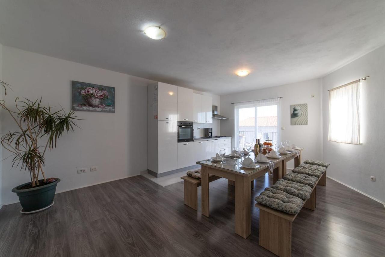 Kaštela Holiday Home Chester With Heated Pool מראה חיצוני תמונה