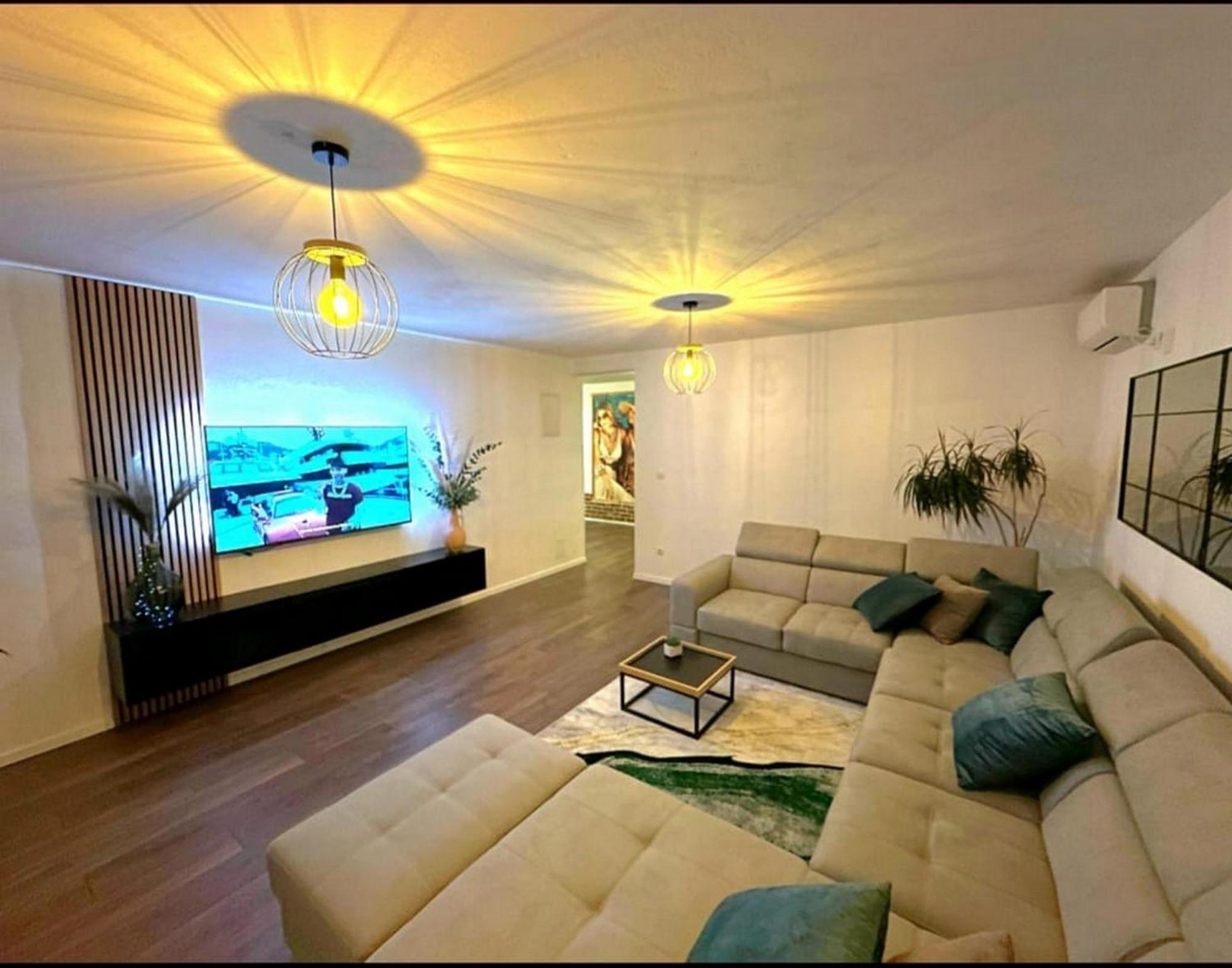 Kaštela Holiday Home Chester With Heated Pool מראה חיצוני תמונה