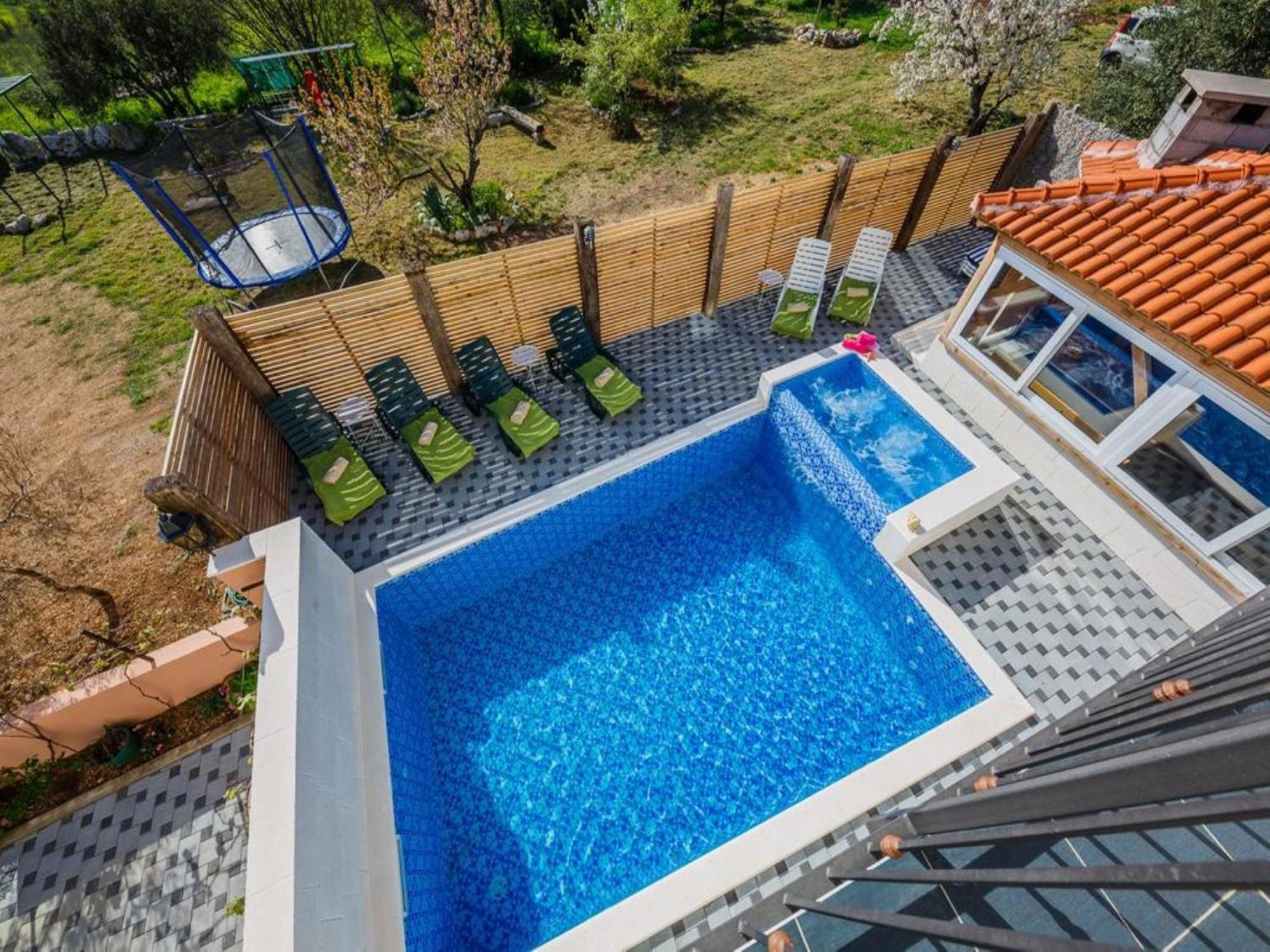 Kaštela Holiday Home Chester With Heated Pool חדר תמונה