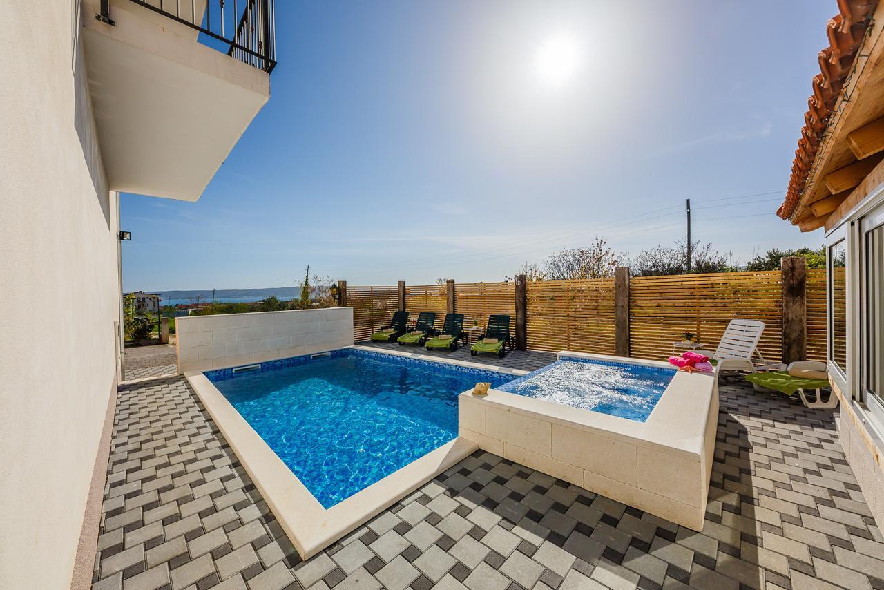 Kaštela Holiday Home Chester With Heated Pool מראה חיצוני תמונה