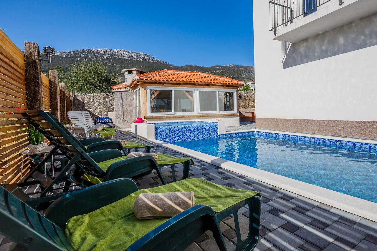 Kaštela Holiday Home Chester With Heated Pool מראה חיצוני תמונה
